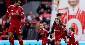 Liverpool învinge Wolverhampton! Atmosferă emoționantă înaintea meciului.