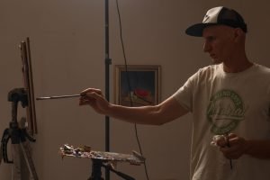 INTERVIU – Lucian Prună, artistul ce transformă micii românești în opere și devine viral