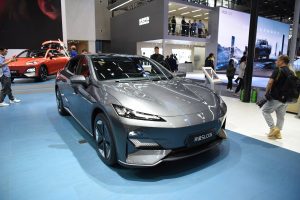China a autorizat pentru prima dată două vehicule electrice cu pilot automat Nivel 3