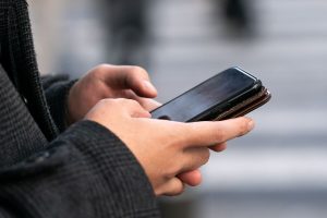 Reclamele online te monitorizează în secret