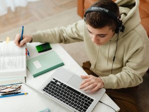 Cadrele didactice reiau interviurile orale pentru a combate frauda cu IA