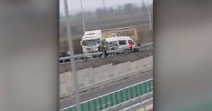 the title.Primele minute de trafic pe noua porțiune a Autostrăzii Moldovei marcate de un accident