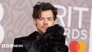 Harry Styles stârnește speculații cu postere misterioase pentru albumul IV