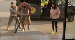 Cătălin Zmărăndescu, spectacol de neuitat cu balustrada în spital!