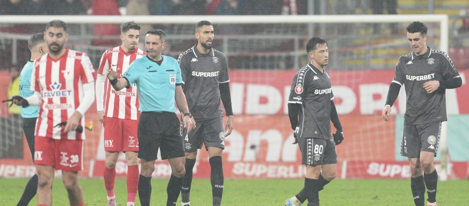 Constantin Zotta îi răspunde lui Sebastian Colțescu după penalty-ul UTA – Rapid 1-2