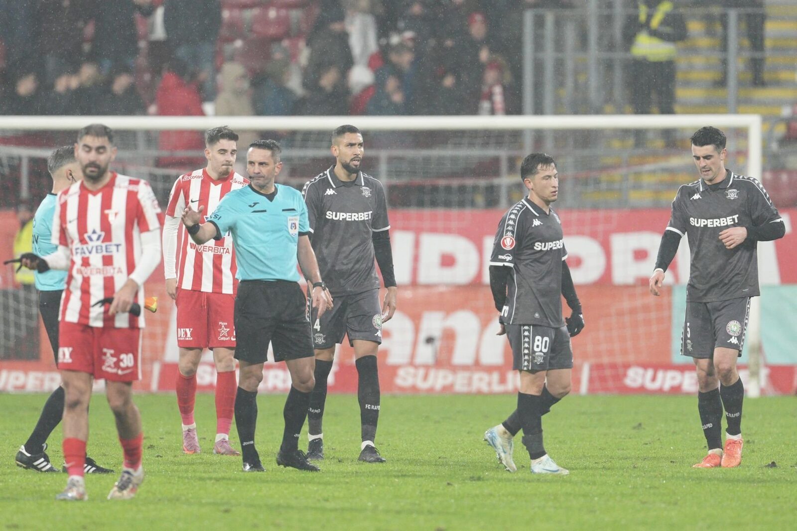 Constantin Zotta îi răspunde lui Sebastian Colțescu după penalty-ul UTA – Rapid 1-2