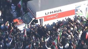 Haos la protestul anti-regim iranian: U-Haul intră în mulțime în Westwood