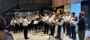 Tinerii Junii Sibiului dau viață Hora Unirii în inima orașului