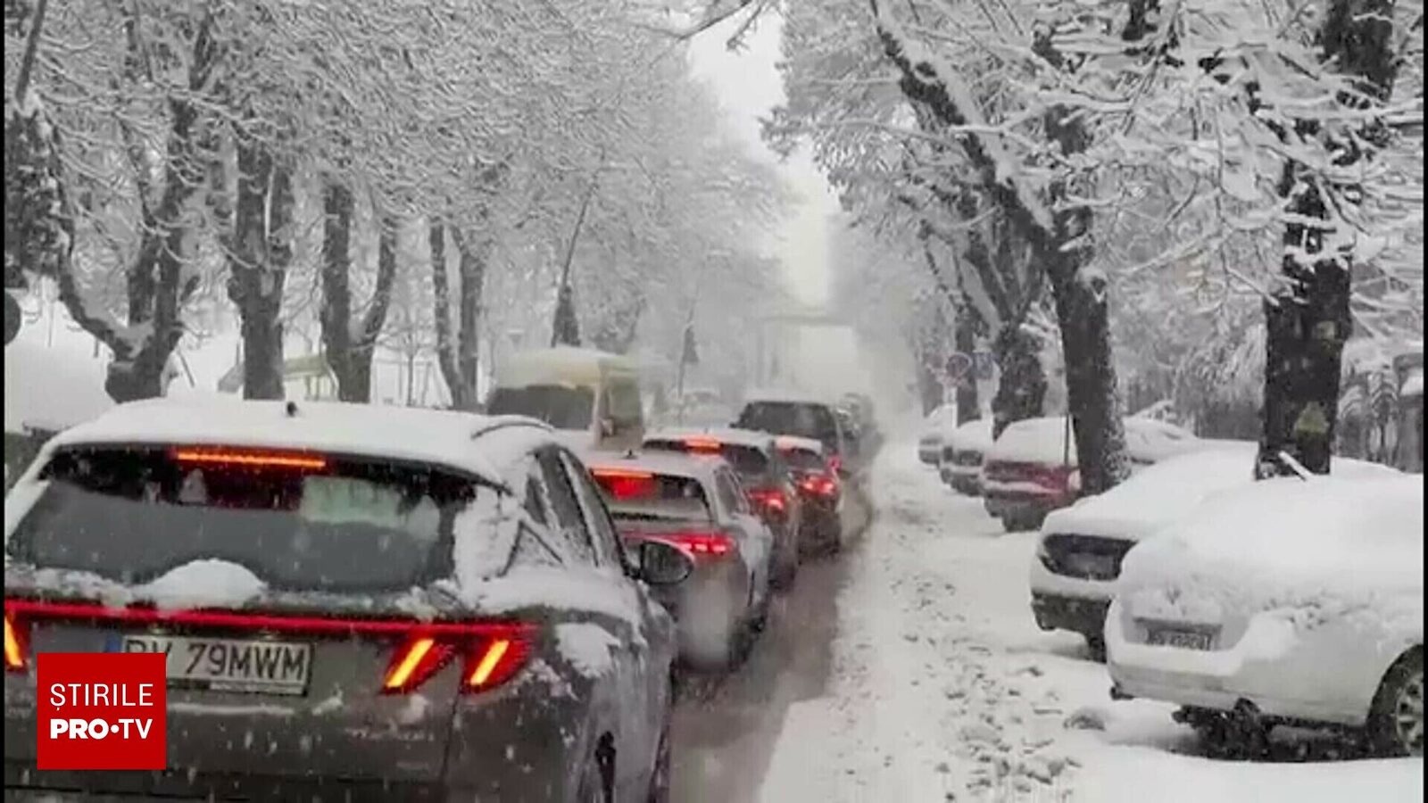 Zăpadă ca în povești: șoferi blocați pe drumuri, mii fără curent