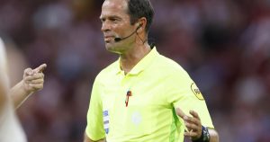 Tensiuni la meciul AZ, fanii protestează împotriva arbitrului Nijhuis