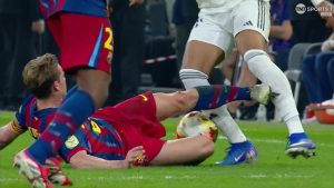 Frenkie de Jong, eliminat după un tackle terifiant asupra lui Mbappe