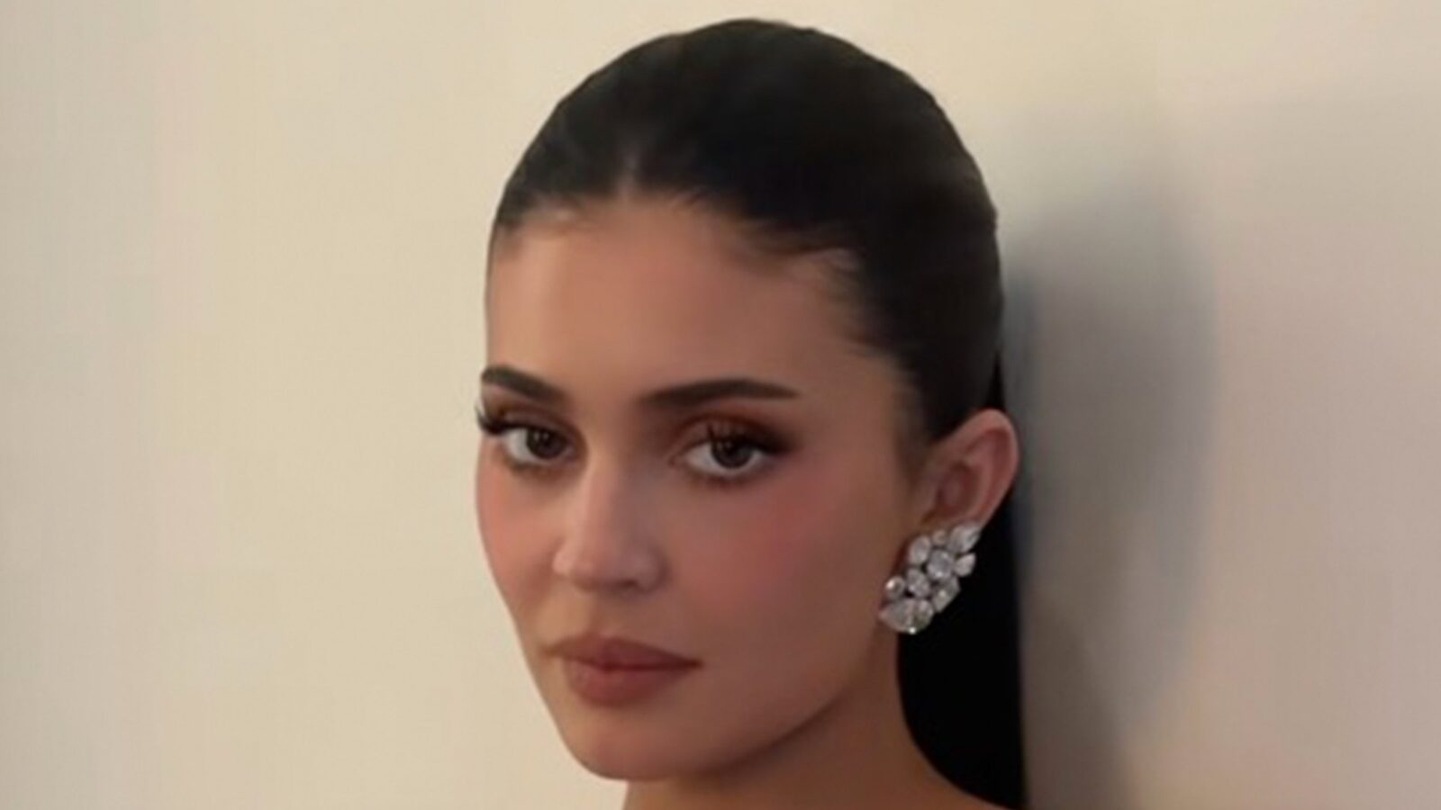 Kylie Jenner strălucește într-o rochie argintie la Globurile de Aur