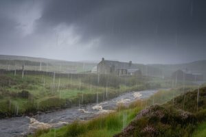 Avertizări de ploaie intensă în Scoția și Irlanda de Nord: sfaturi esențiale pentru turiști!