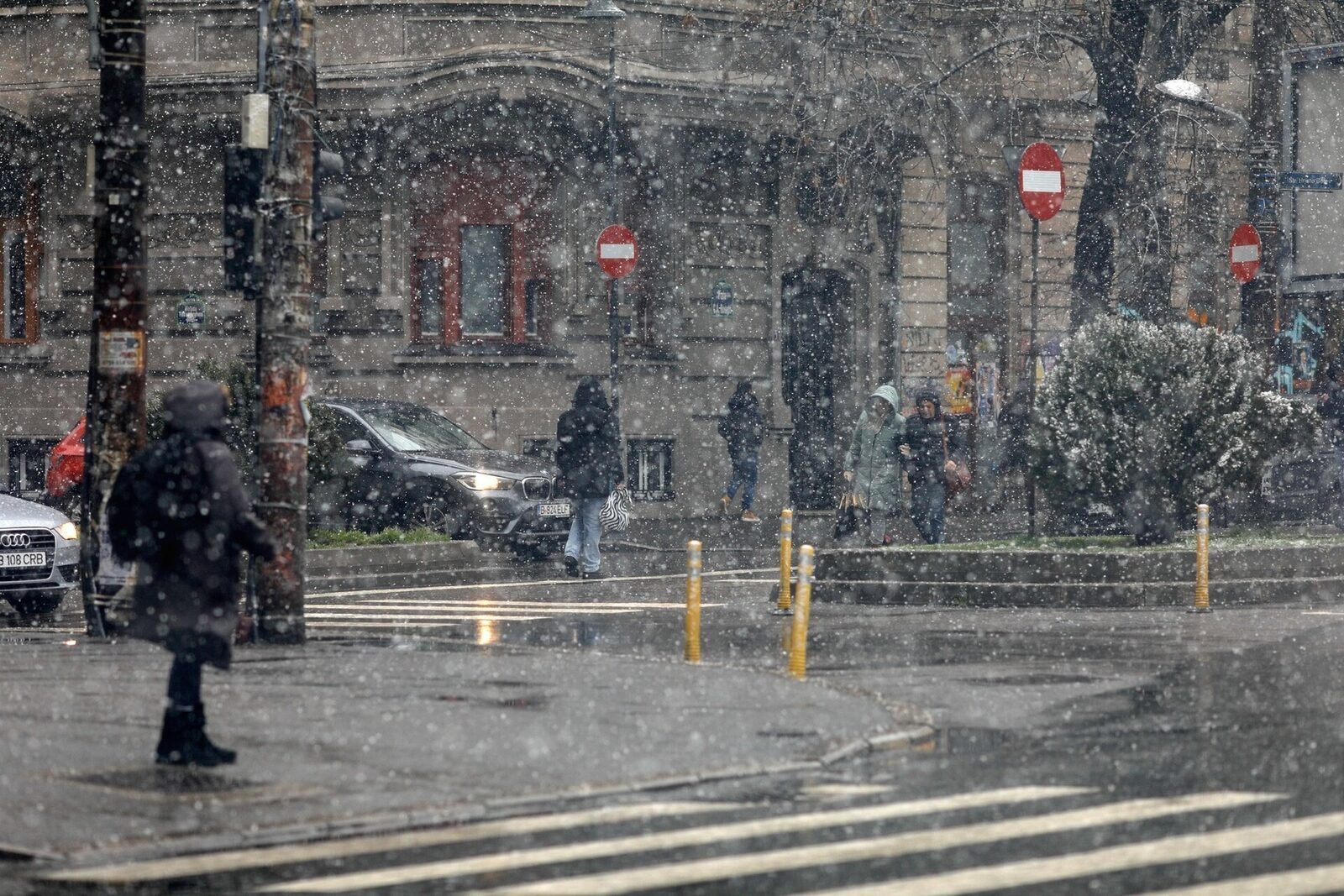 Ger de cod galben în 13 județe, precipitații și polei în țară
