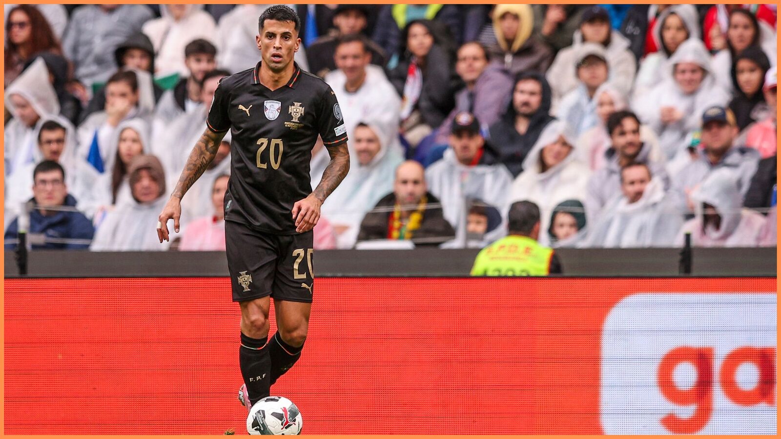 Inter Milano admite negocieri pentru Joao Cancelo, cu Barcelona în cărți