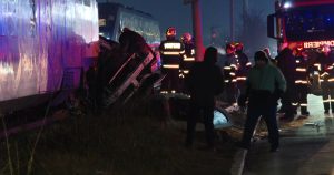 Mașină spulberată de tren la Chiajna: un bărbat, salvat inconștient
