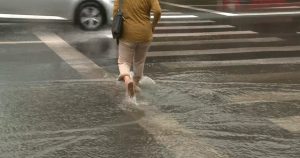 Primăvara aduce ploi în câmpie, dar viscol persistă la munte