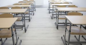 Mii de elevi, cursuri online: școli suspendă activitatea din cauza vremii.