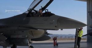 Avioanele F-16 ale americanii, antrenate de echipe românești