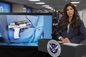 Minciunile periculoase ale Kristi Noem, semnate de redacție