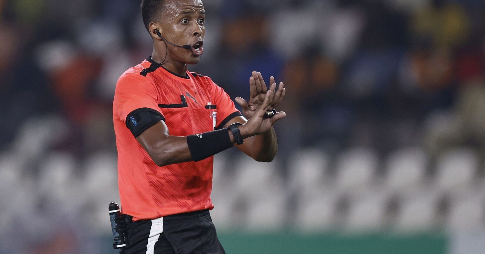 Arbitru exclus de la Cupa Africii din cauza încălțămintei! Irealitate!