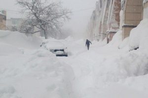 Zăpada de 4 metri în Kamceatka: 2 morți, oameni izolați, zboruri blocate