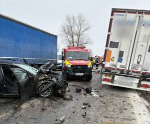 Accident grav: O persoană prinsă în mașină, pompierii intervin!