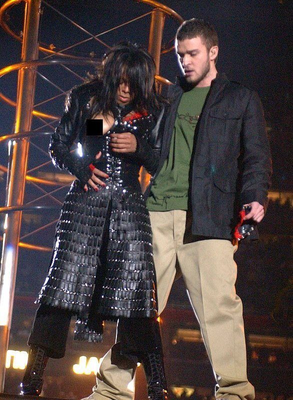 Kim Kardashian și Lewis Hamilton, romantism disimulat la Super Bowl 2026