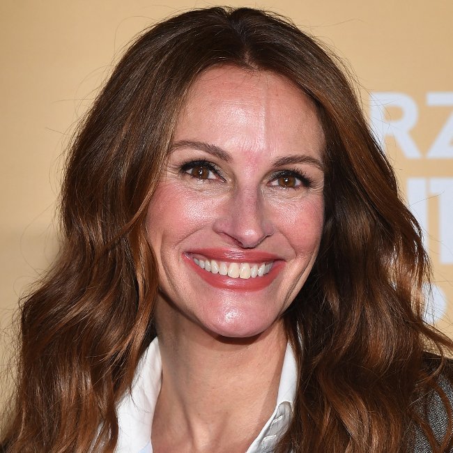 Julia Roberts impresionează într-o rochie maxi cu flori de ziua soțului