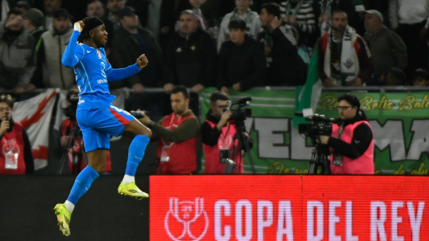 Ademola aduce strălucire la Copa Mola: Spectacol și emoție!