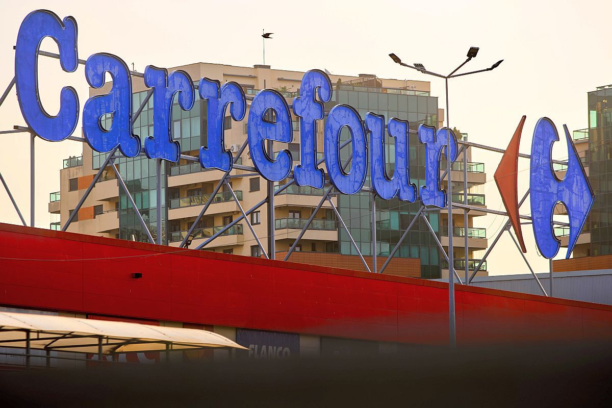 Sponsorul echipei din România achiziționează Carrefour pentru 823 milioane euro