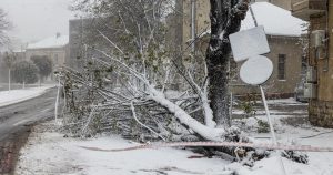 Vreme severă în țară: Coduri noi de ninsoare și viscol până mâine