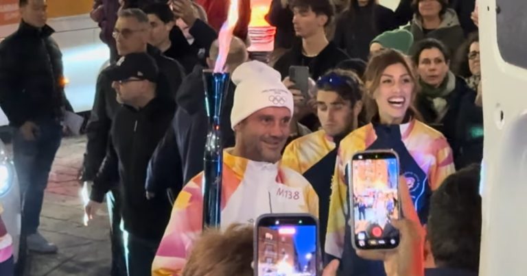 Cristi Chivu, simbol al sportului românesc, a purtat torța olimpică în Milano