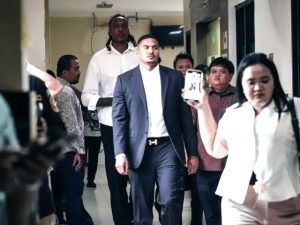 Scăpat de moarte în țara „de lumea a treia”, suferința continuă