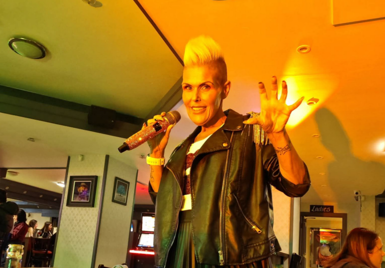 Scouse Pink, artista cu suflet de aur, a pierdut lupta cu cancerul