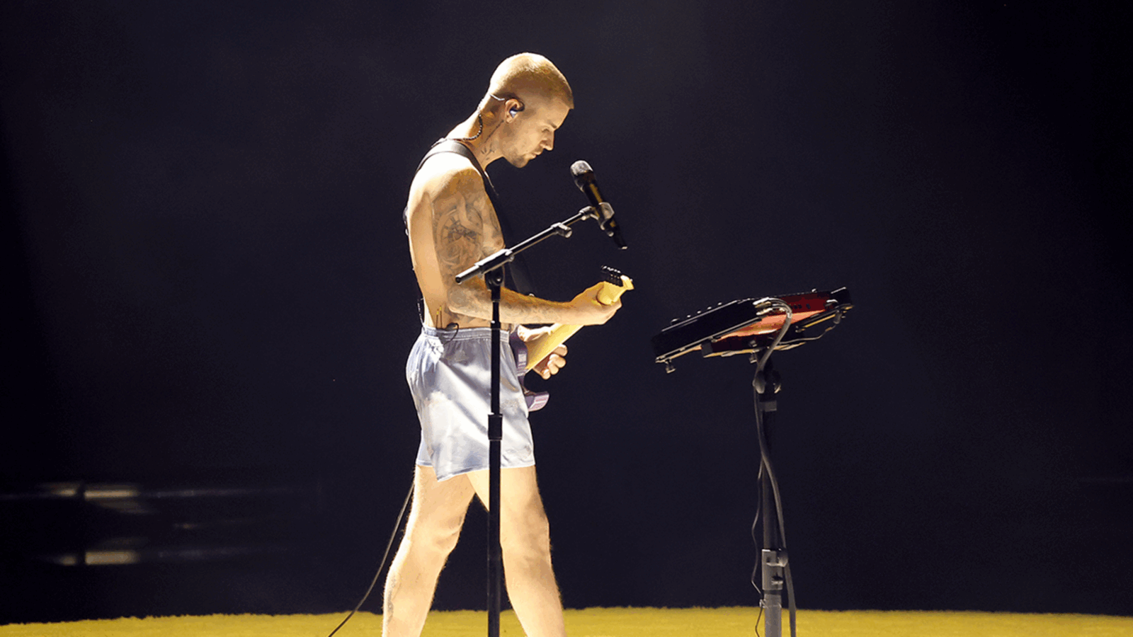 Justin Bieber șochează pe scenă la Grammy Awards, în doar lenjerie!