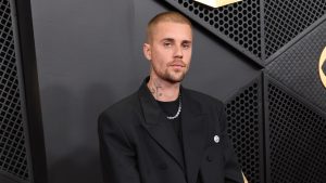 Justin Bieber își etalează lenjeria intimă, Trevor Noah atacă pe Nicki Minaj și Trump la Grammy