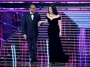 Laura Pausini, protagonista surprizelor la Sanremo: reacția lui Can Yaman