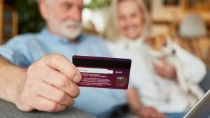 Doi pensionari elvețieni: 300.000 de euro ajutor social, deși bogați!