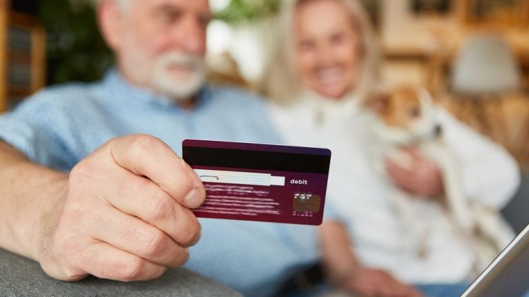 Doi pensionari elvețieni: 300.000 de euro ajutor social, deși bogați!