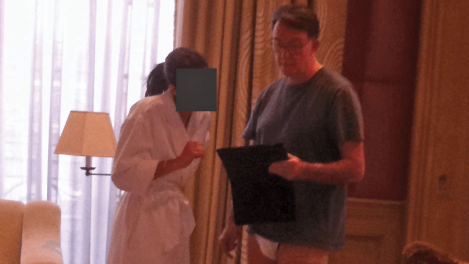 „Documentele Epstein: Imagine cu Mandelson în lenjerie, găsită în apartament”