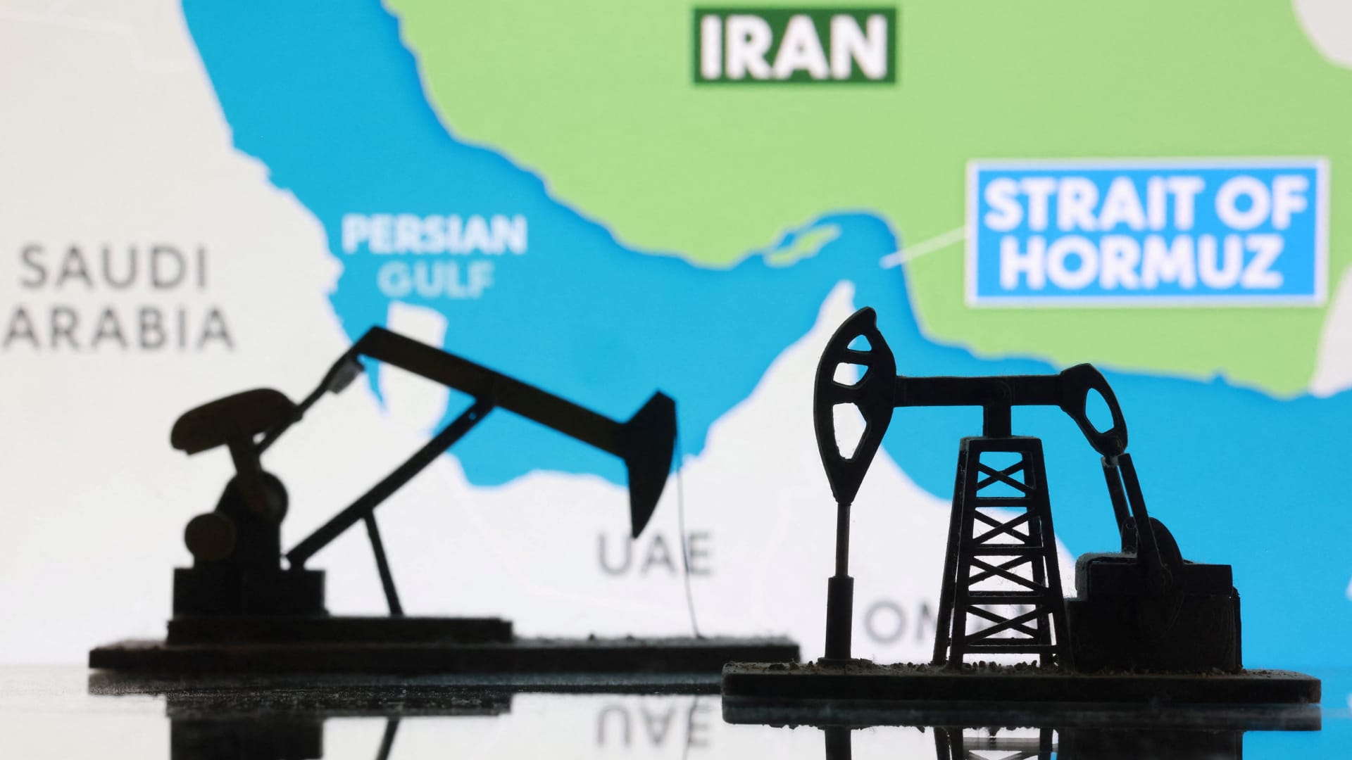 Petrolul sare de 100 de dolari barilul, Trump: Prețul e mic pentru a învinge iranul