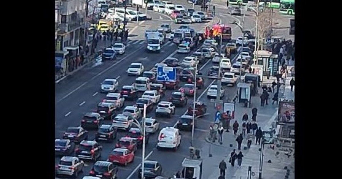 Accident grav în piața romană: Trafic blocat, pieton resuscitat