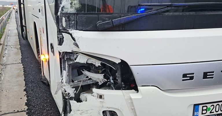 Autocar cu 38 de copii, accident pe expres Pitești-Craiova: A lovit o mașină oprită
