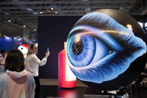 Americanii acuză China de furt de modele AI. Atacurile „extraction” și „distillation”, explicate.