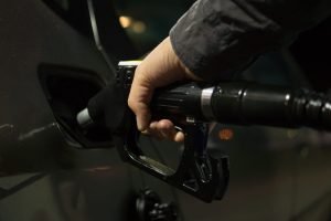 Bolojan: Creșterea prețurilor la carburanți va duce la măsuri de limitare