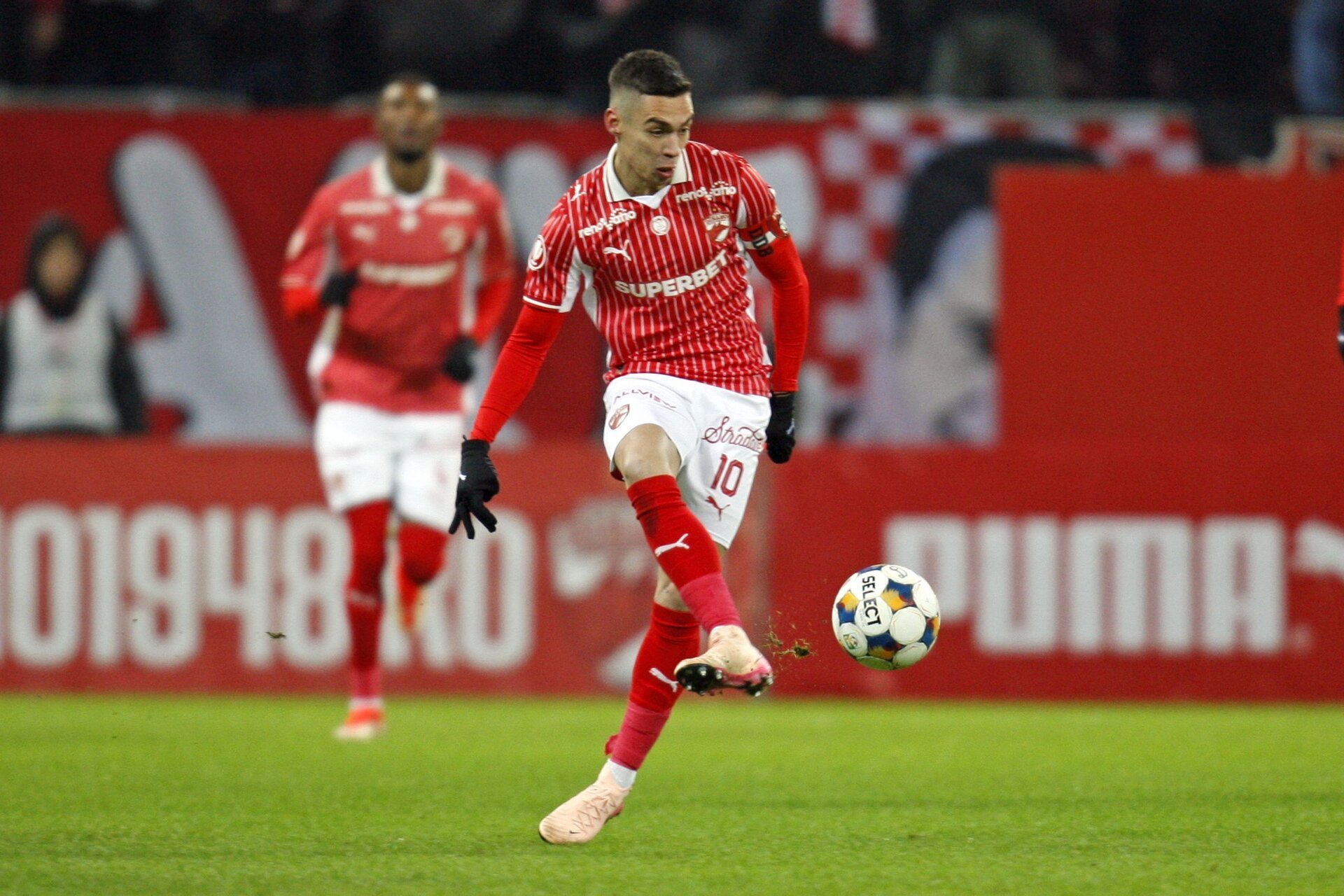 Dinamo – Argeș: Duelul orgoliilor pe „Arcul de Triumf”. Cifrele dau o favorită clară.