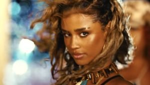 O cântăreață din africa de sud, în rochie-corset: Cum reinventează un simbol fashion