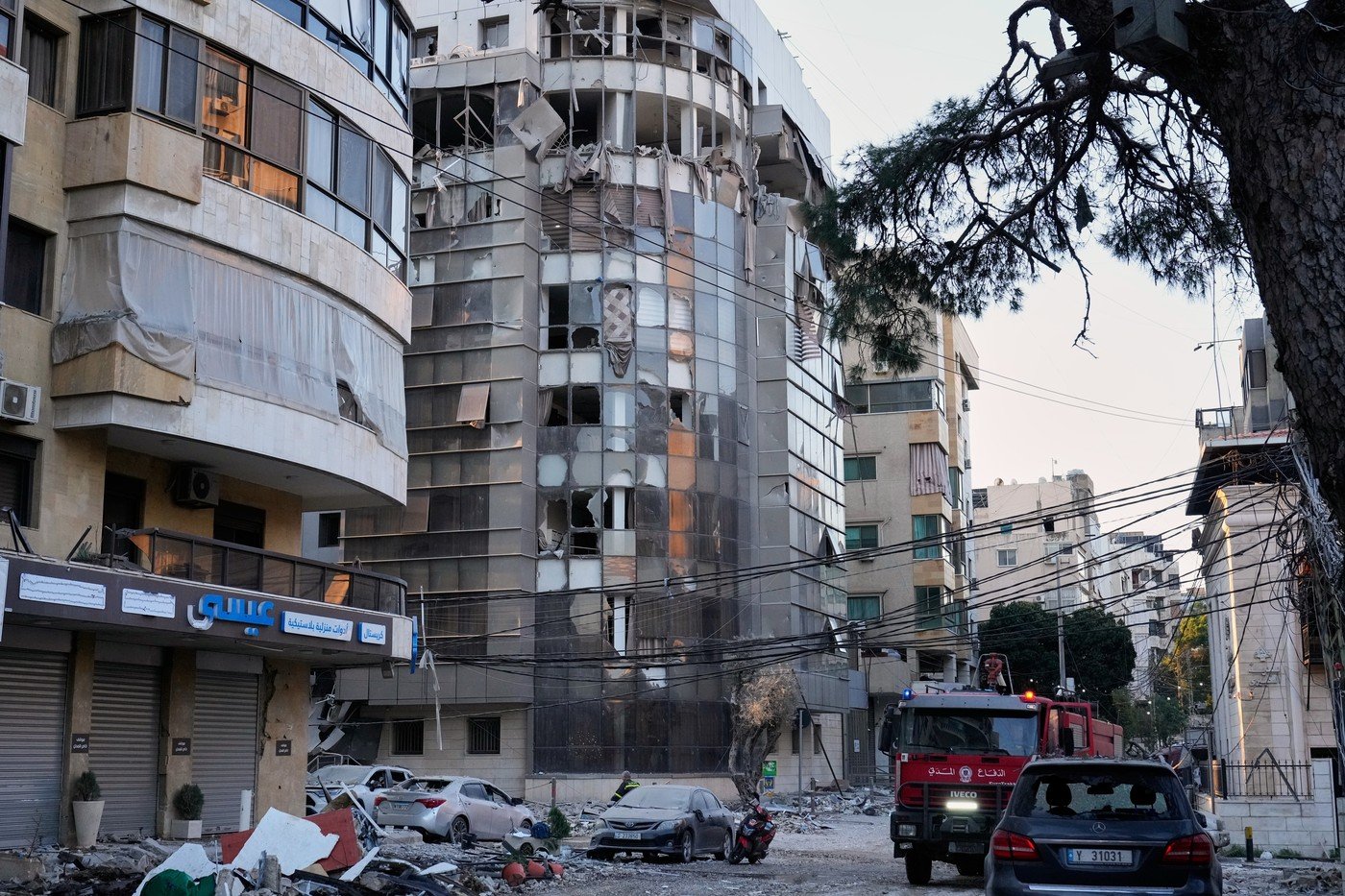 Explozii în golf, Trump amenință iranul, românii blocați: Haosul se extinde în orient