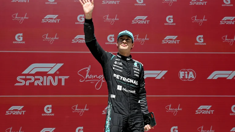 Russell câștigă dramatic sprintul Chinei, Leclerc și Hamilton pe podium